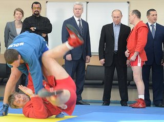 Владимир Путин и Стивен Сигал на открытии спортивного дворца в Москве